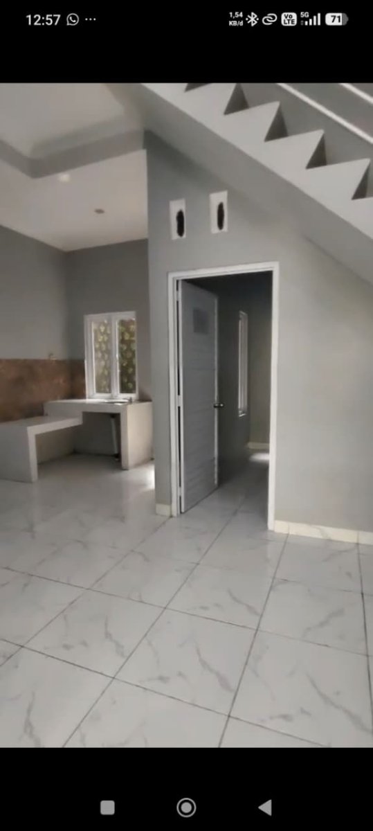 Disewakan rumah bagus 2 lantai, lokasi di banjarsari dekat manahan - Foto 4
