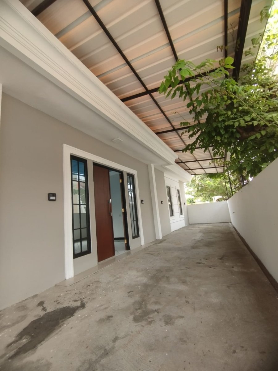 Rumah Istimewa di Sayap Indraprasta Pusat Kota Semarang - Strategis, Carport Luas dan Siap Jual / Sewa! - Foto 3