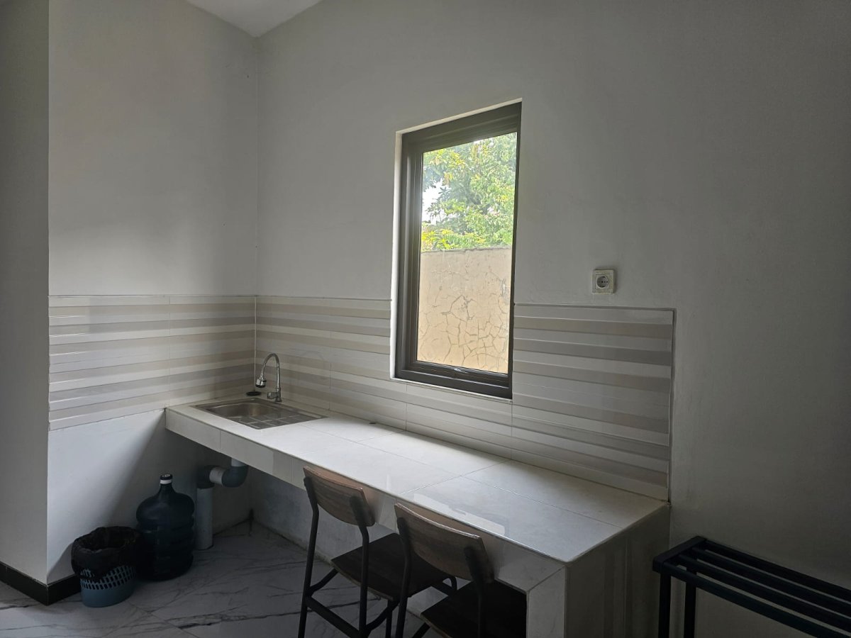Rumah Istimewa di Sayap Indraprasta Pusat Kota Semarang - Strategis, Carport Luas dan Siap Jual / Sewa! - Foto 4