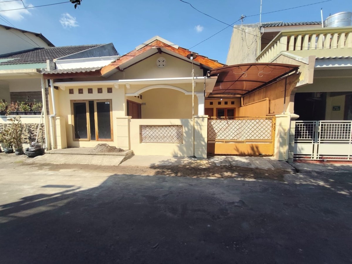 For Sale / Rent : Rumah strategis siap huni ( semi furnished )