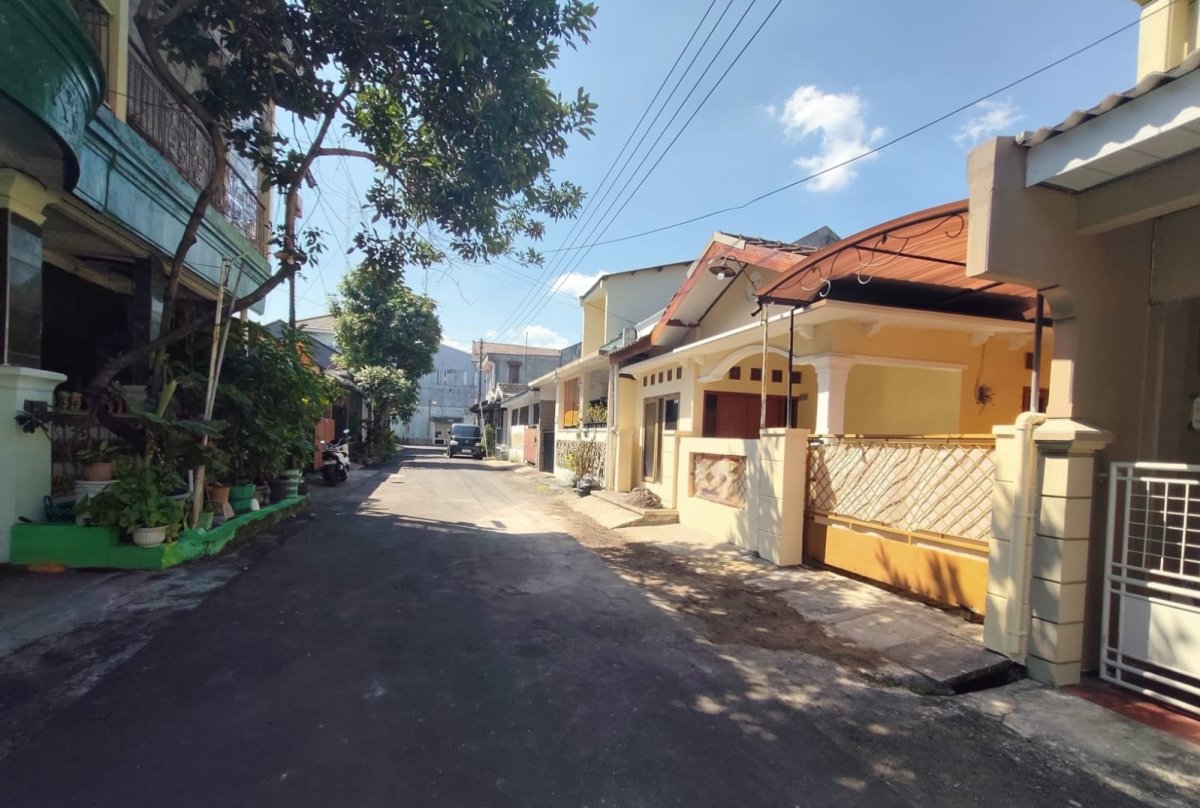 For Sale / Rent : Rumah strategis siap huni ( semi furnished ) - Foto 2