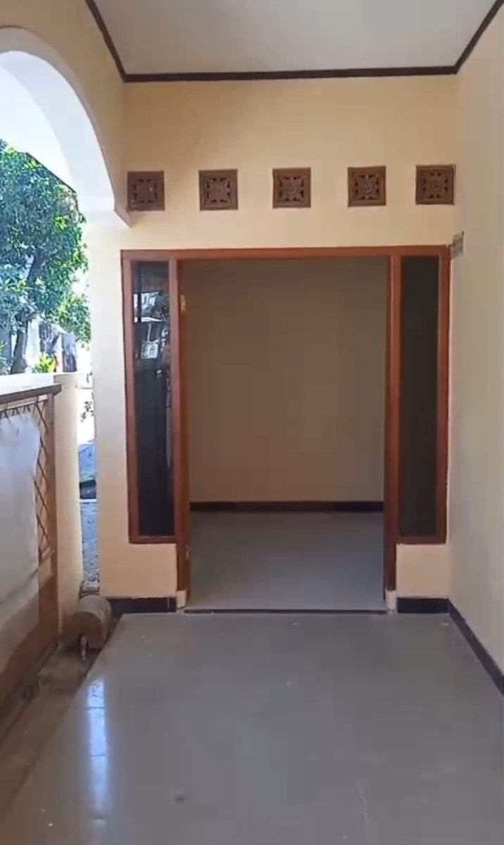 For Sale / Rent : Rumah strategis siap huni ( semi furnished ) - Foto 3