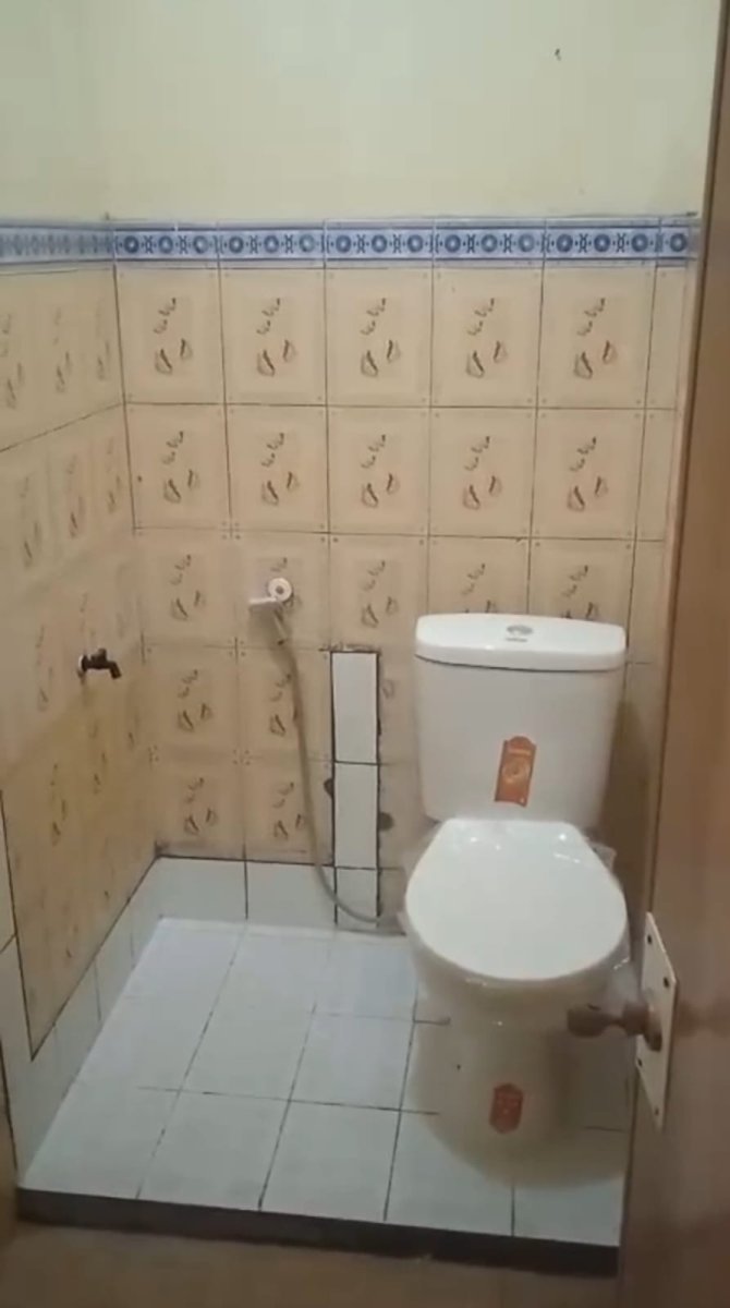 For Sale / Rent : Rumah strategis siap huni ( semi furnished ) - Foto 8