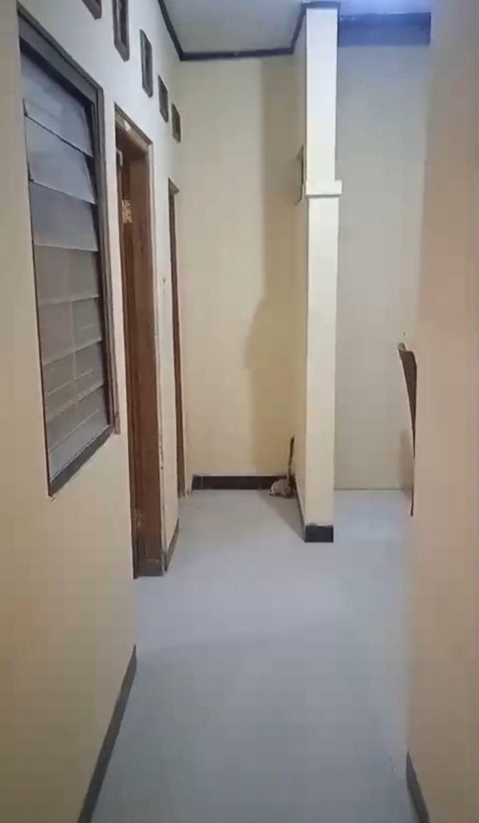 For Sale / Rent : Rumah strategis siap huni ( semi furnished ) - Foto 12