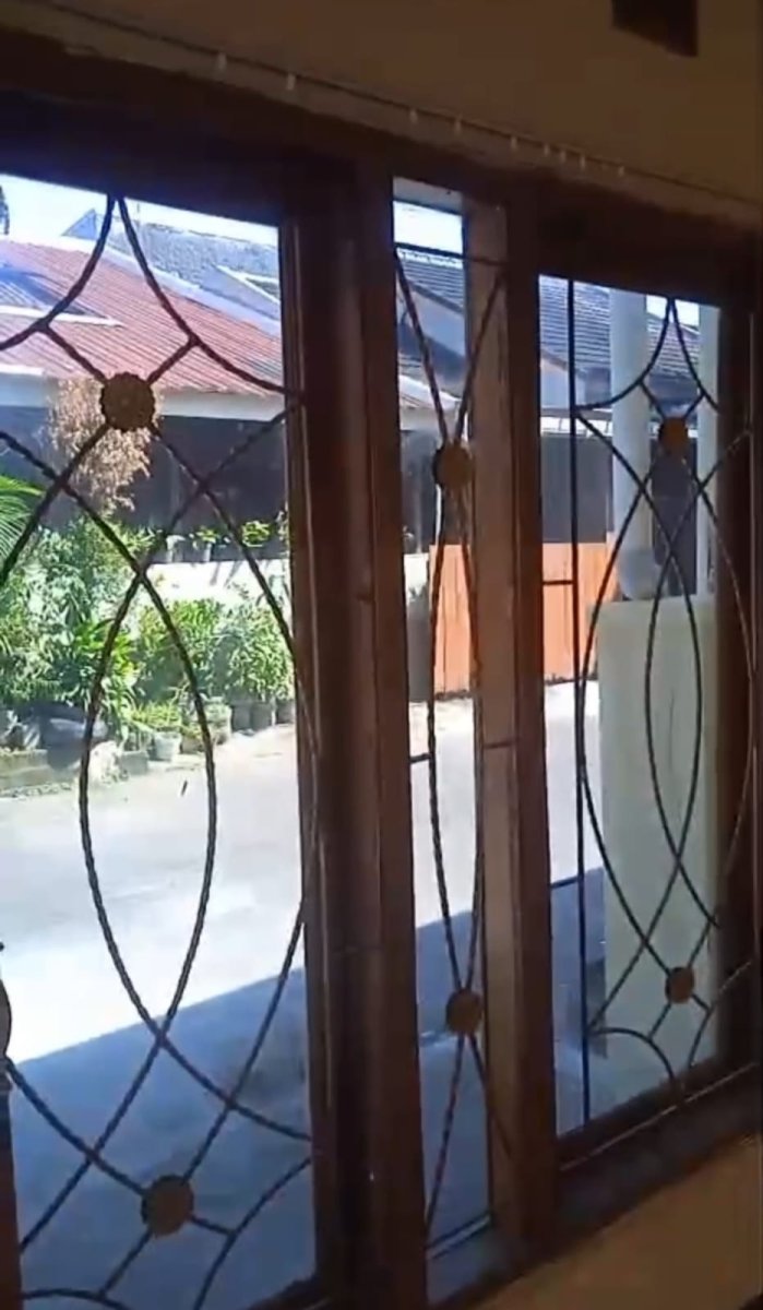 For Sale / Rent : Rumah strategis siap huni ( semi furnished ) - Foto 13