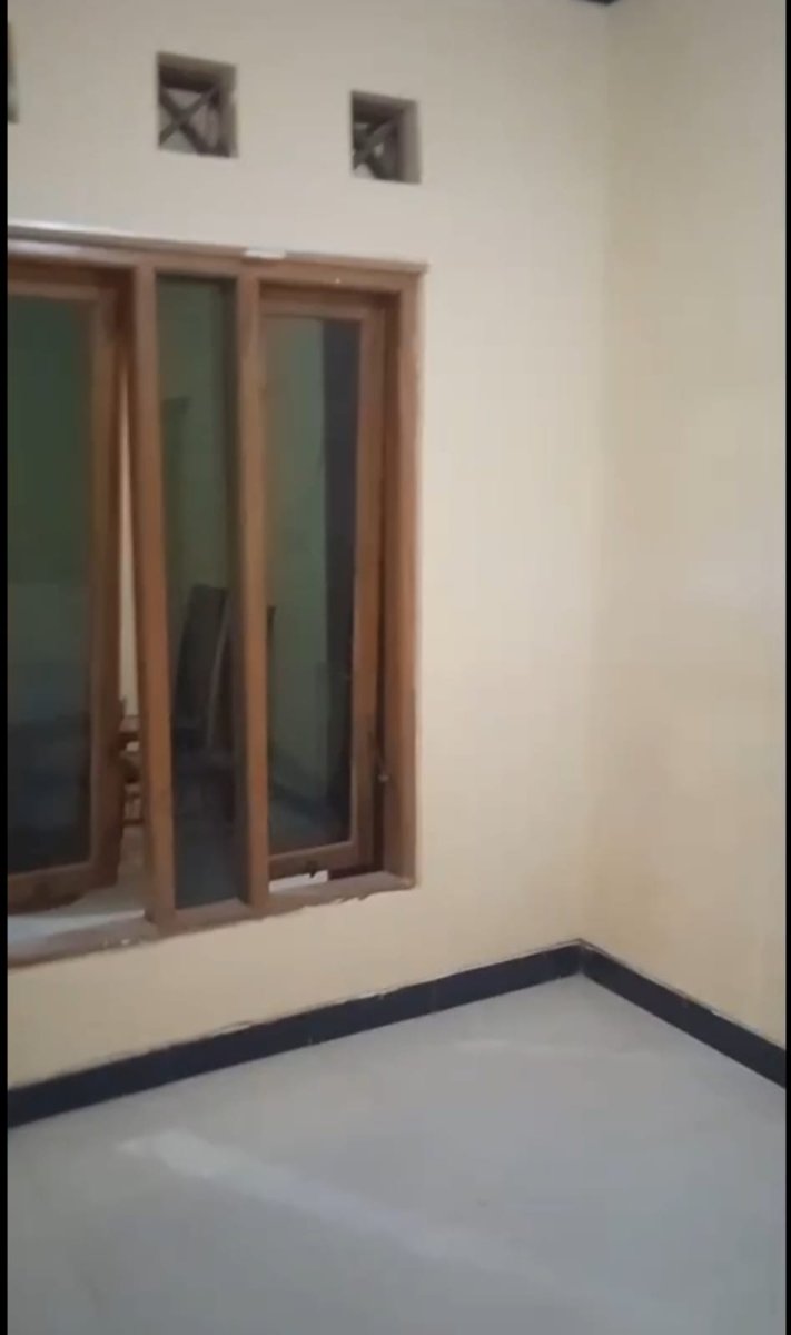 For Sale / Rent : Rumah strategis siap huni ( semi furnished ) - Foto 15