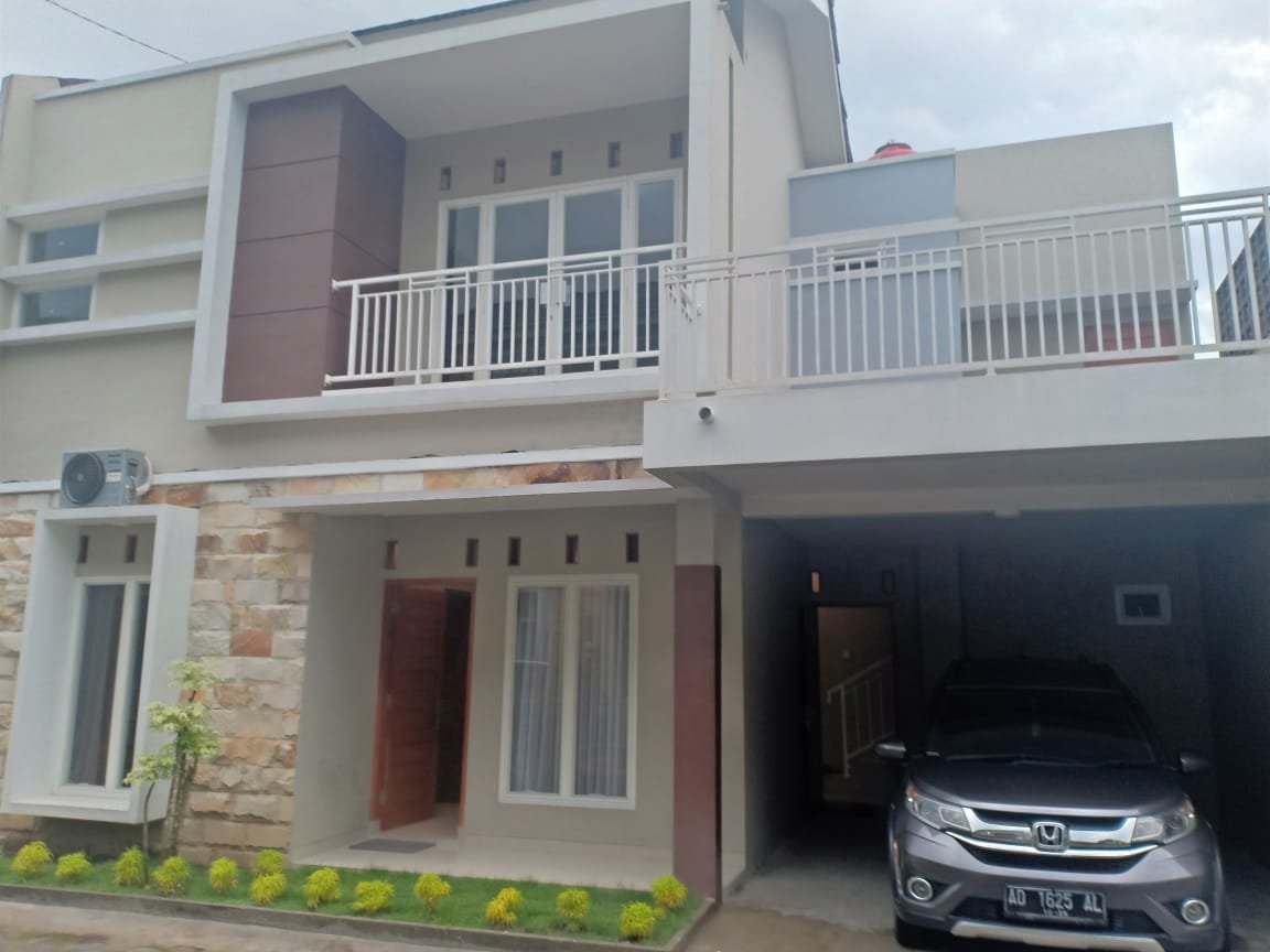 Rumah Bagus2 Lantai (Full Furnished) di Cluster Gedongan Colomadu
