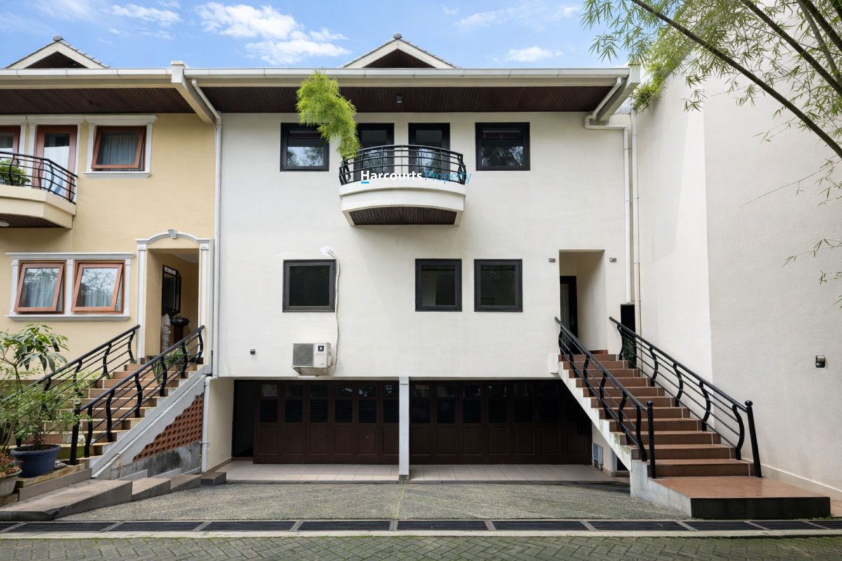 Disewakan Townhouse Klasik 2 Lantai Area Jl. Kemang Utara