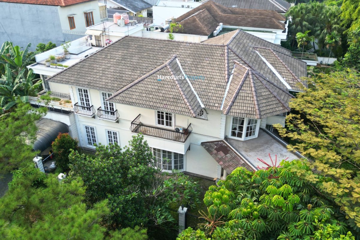 Dijual Rumah Classic European Tropical Area Jl. Sekolah Kencana Pondok Indah