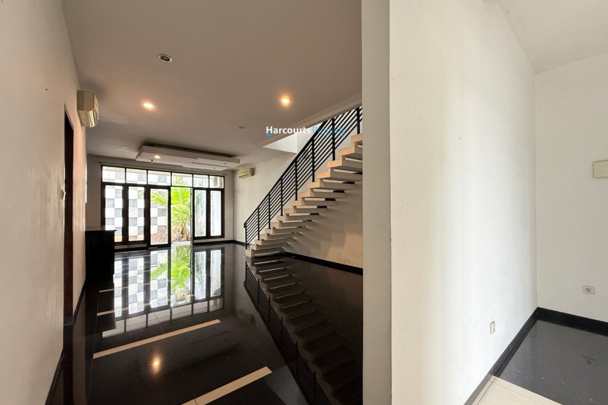 Disewakan Rumah Hunian Modern Nyaman Area Jl. Villa Hijau Pondok Indah - Foto 2