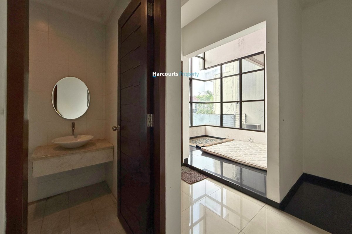 Disewakan Rumah Hunian Modern Nyaman Area Jl. Villa Hijau Pondok Indah - Foto 4
