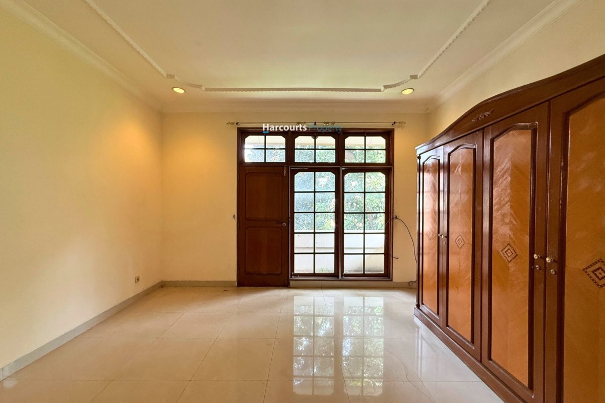 Dijual Rumah Klasik 2 Terawat Area Jl. Duta Permai Pondok Indah - Foto 9