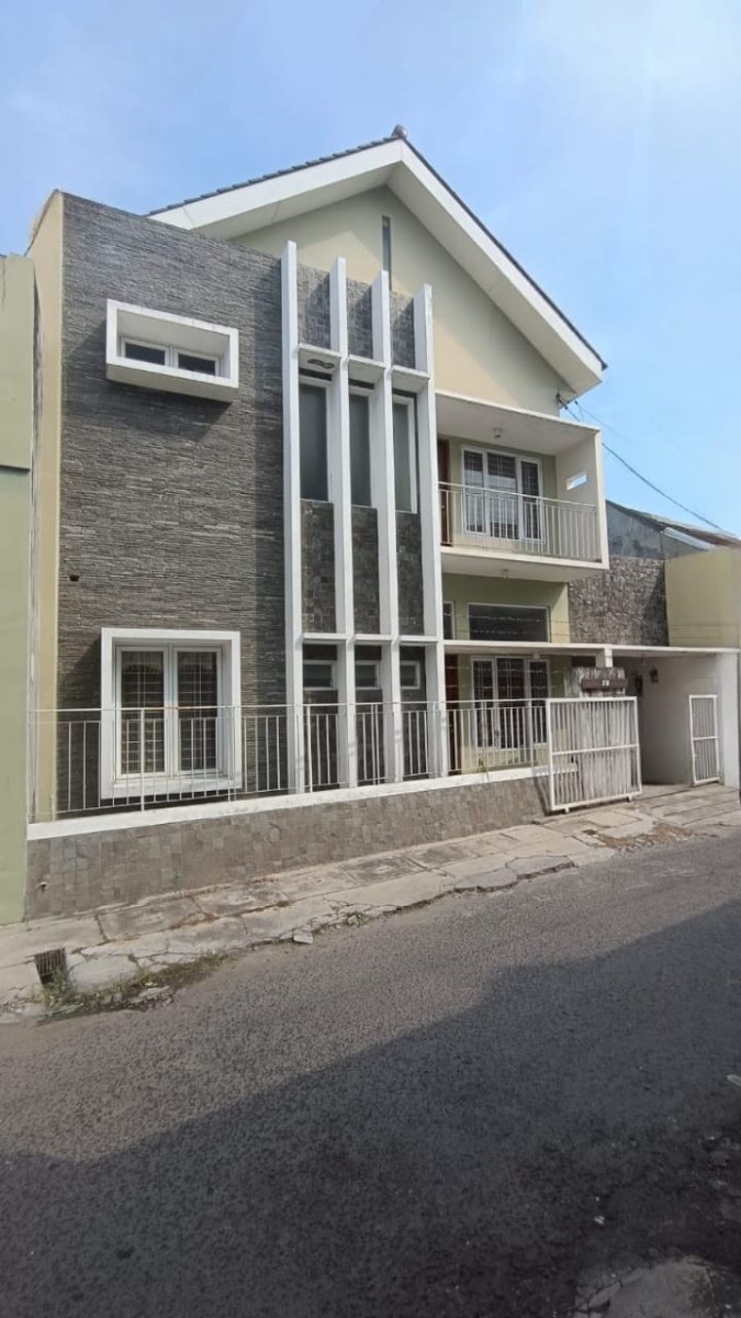 Rumah Strategis di Dekat Luwes Lojiwetan Solo