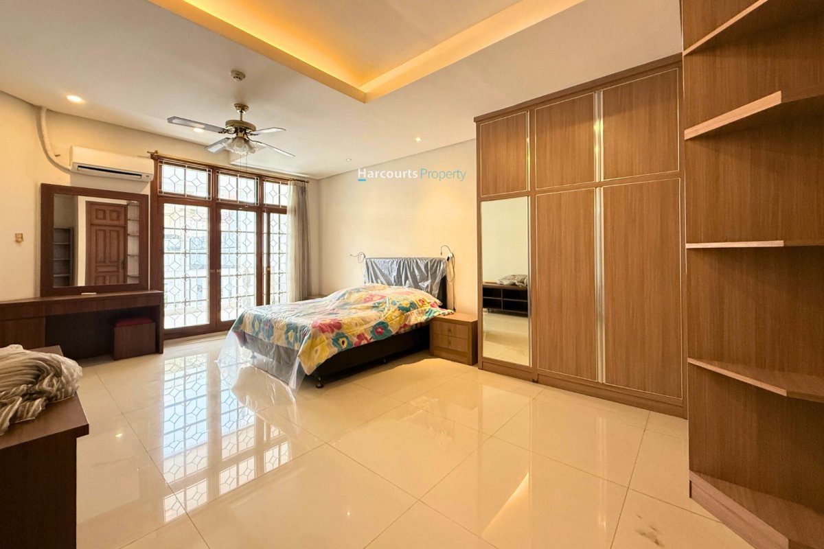 Disewakan Rumah Hunian Klasik Bangunan 2 Lantai di Sekolah Kencana, Pondok Indah - Foto 4