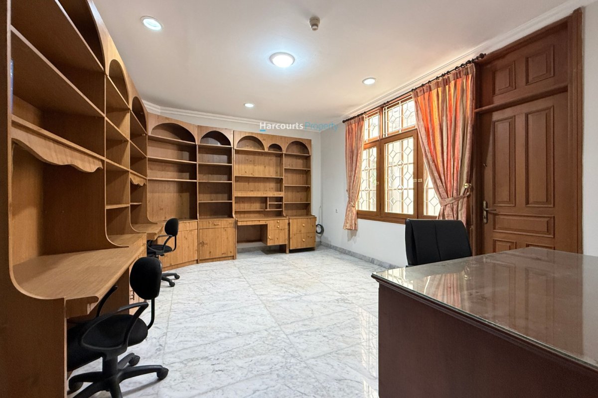 Disewakan Rumah Hunian Klasik Bangunan 2 Lantai di Sekolah Kencana, Pondok Indah - Foto 5