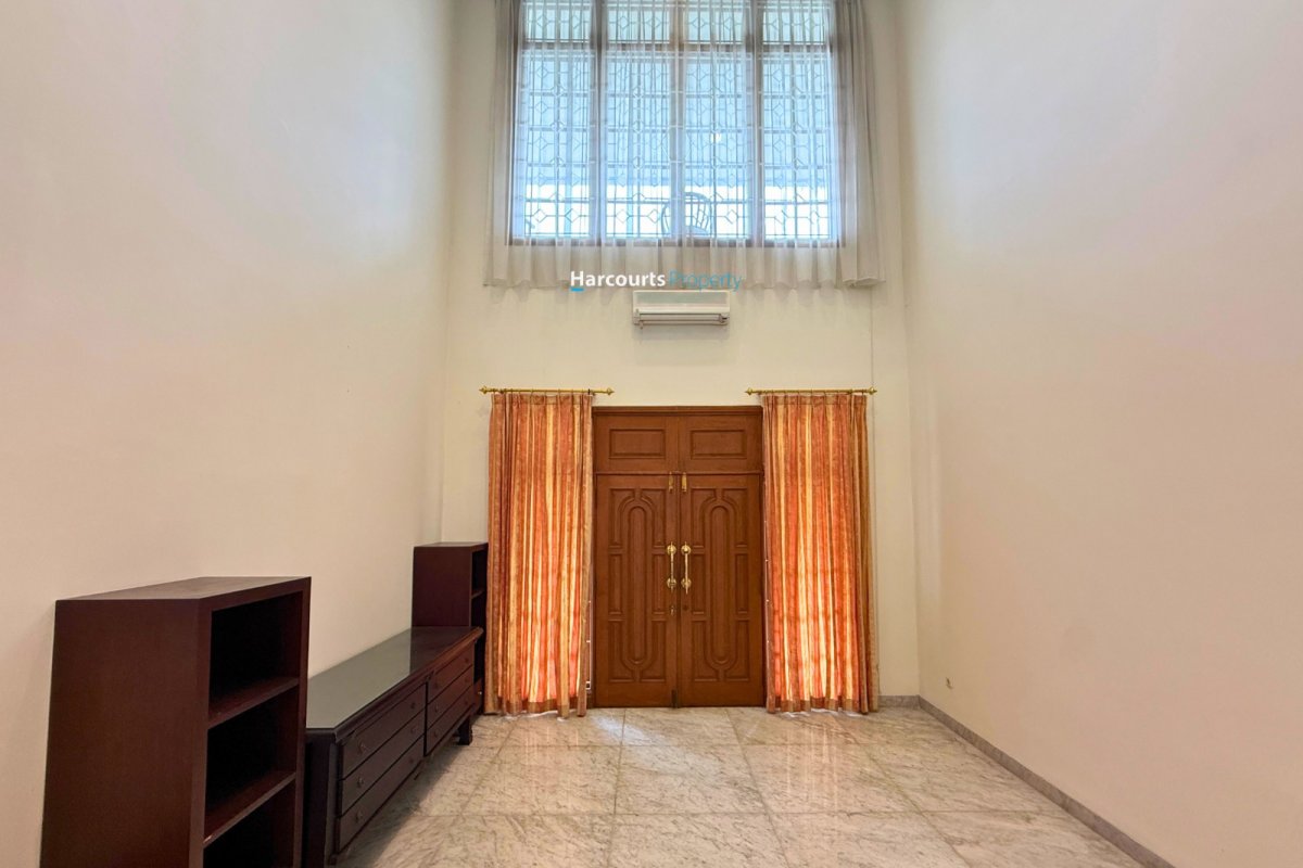 Disewakan Rumah Hunian Klasik Bangunan 2 Lantai di Sekolah Kencana, Pondok Indah - Foto 6