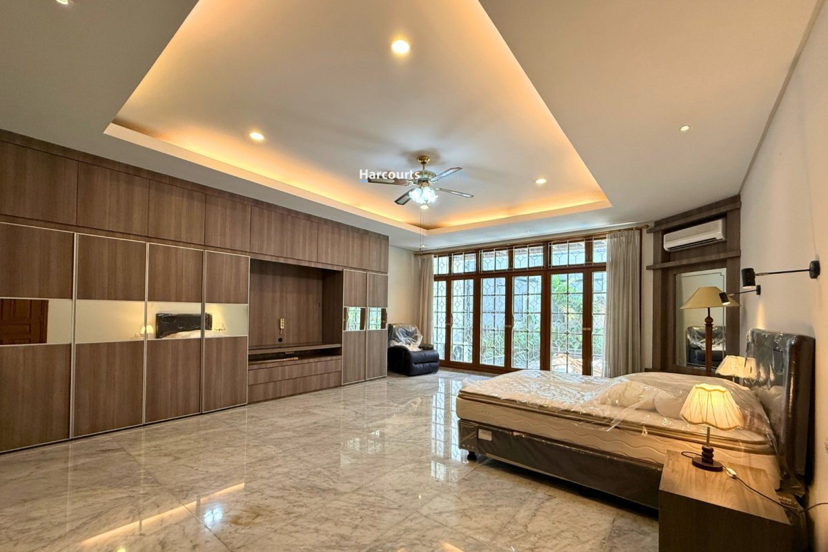 Disewakan Rumah Hunian Klasik Bangunan 2 Lantai di Sekolah Kencana, Pondok Indah - Foto 11