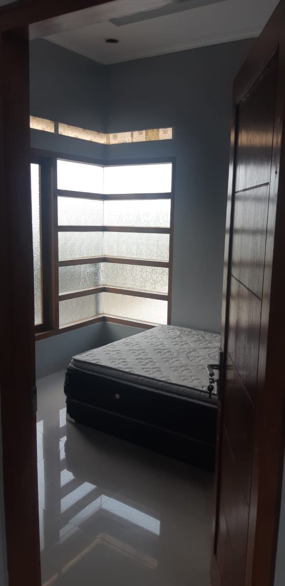 Rumah Bagus Minimalis ( semi furnish ) - Foto 10