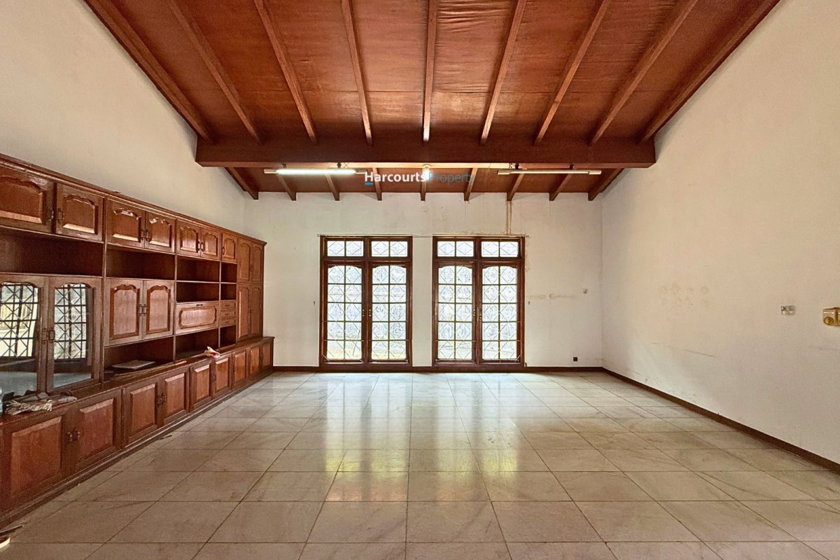 Disewakan Rumah Klasik Terawat Parkir Luas Area Jl. Bangka.