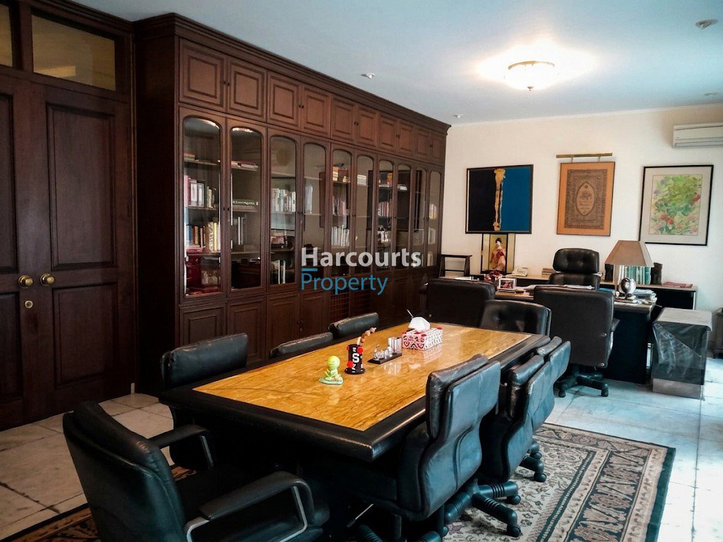 Dijual Rumah Bagus dan Terawat Lingkungan Asri Kawasan Prime Area Menteng - Foto 2