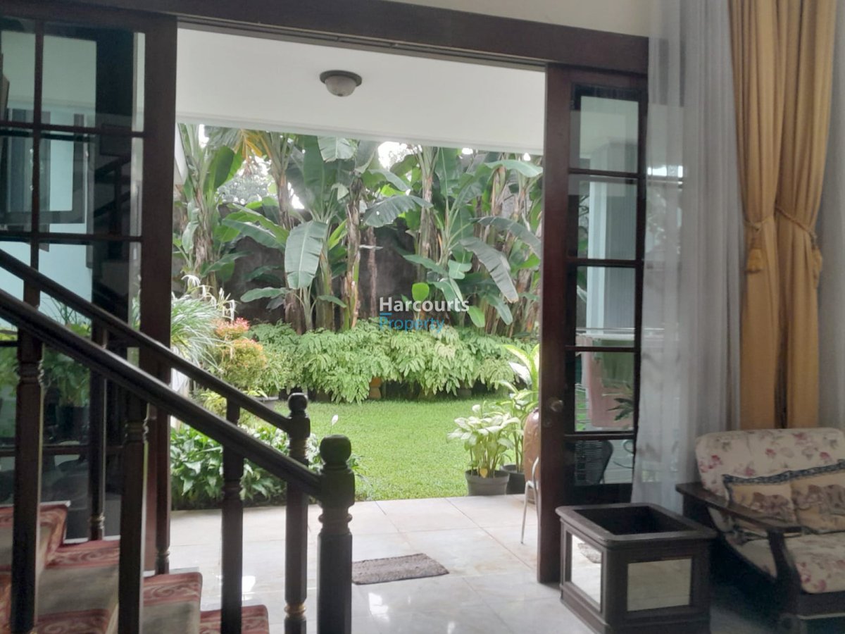 Dijual Rumah Bagus dan Terawat Lingkungan Asri Kawasan Prime Area Menteng - Foto 4