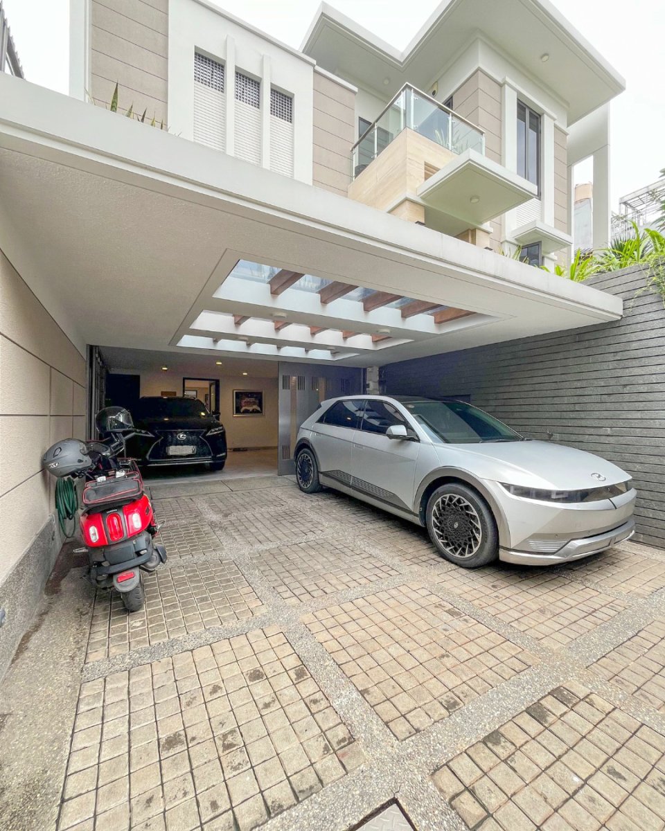 Dijual Rumah Newly Renovated Modern Tropical Exclusive Area Mega Kuningan