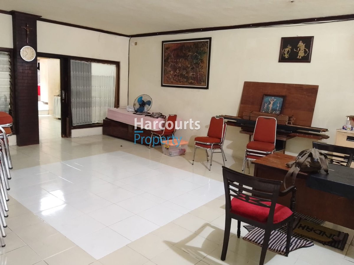 Dijual Rumah Lama Hitung Tanah Lokasi Strategis di Jl. Lamandau, Kebayoran Baru