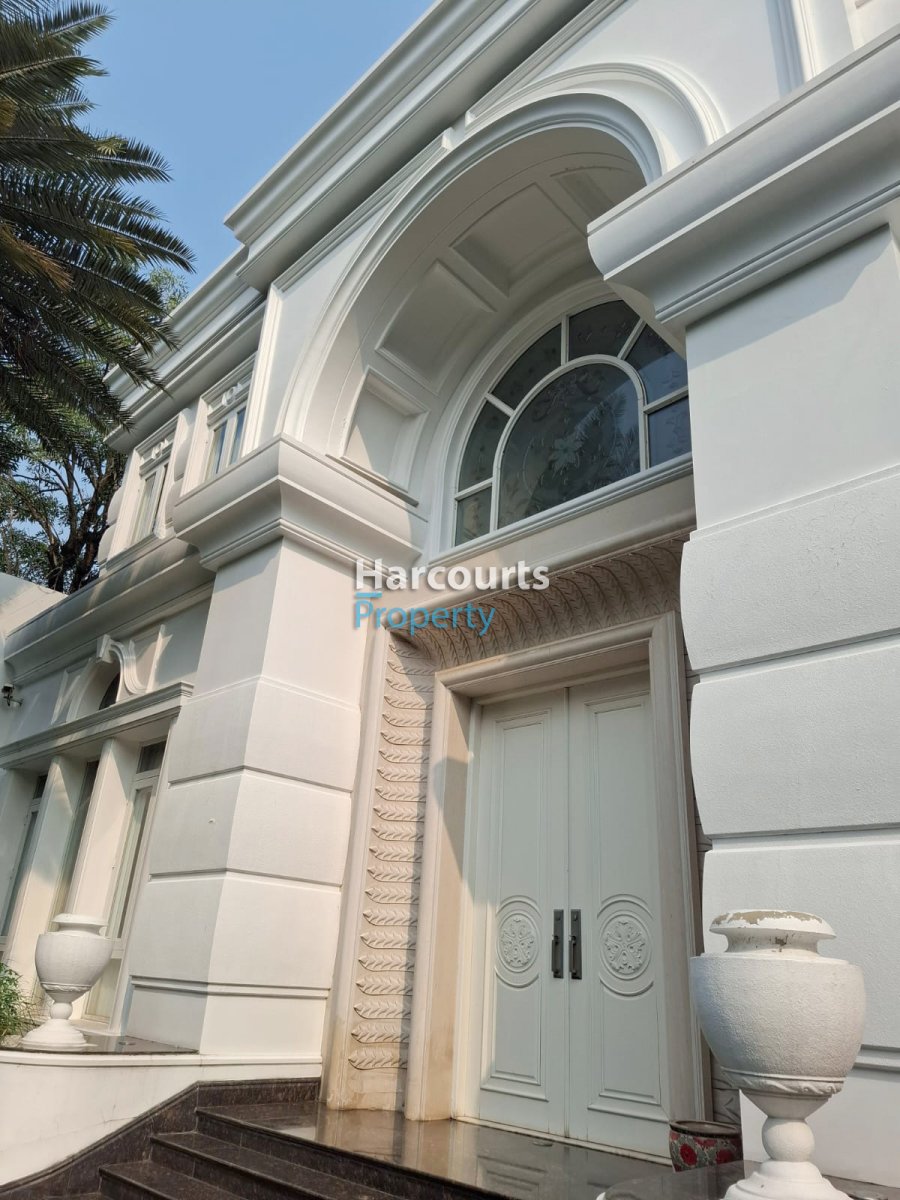 Dijual Rumah American Classic Bagus dan Terawat Jl. Situbondo, Menteng