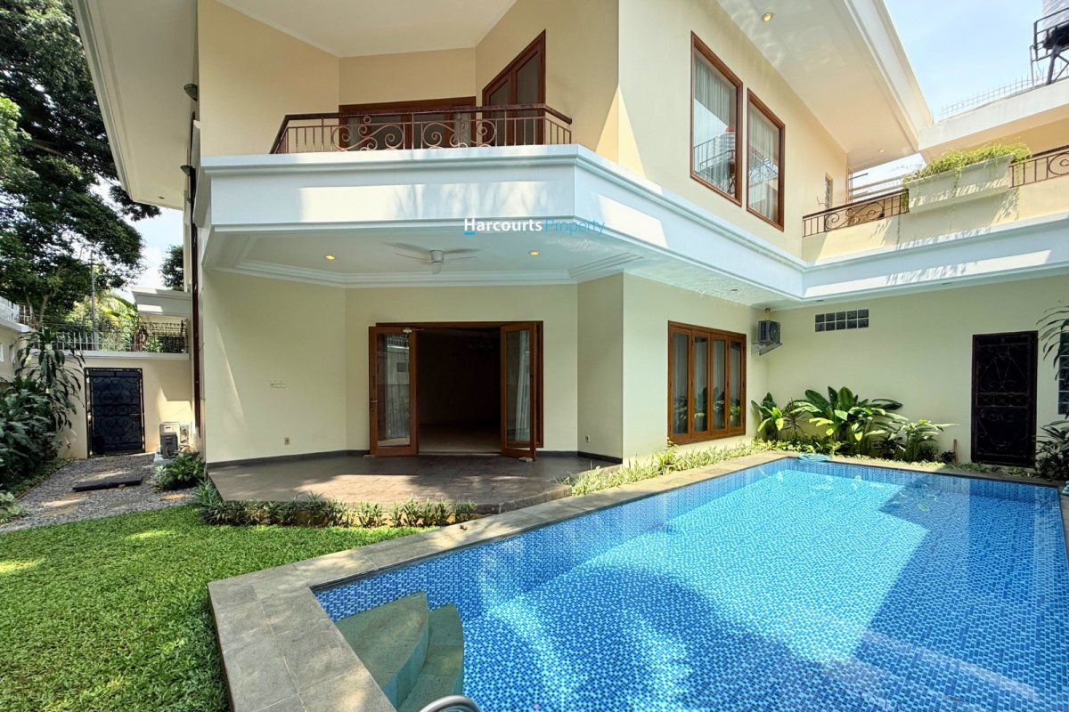 Disewakan Rumah Hunian Mediteranean Klasik Lokasi Strategis di Pondok Indah