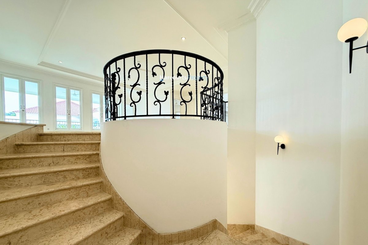 Disewakan Rumah European Classic Area Jl. Jeruk Purut - Foto 5
