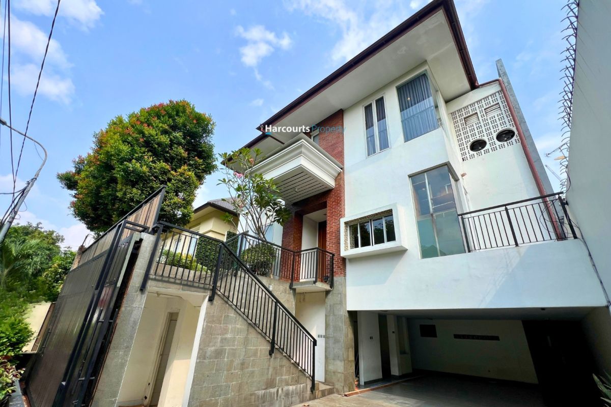Disewakan Rumah Modern Ethinc Lingkungan Tenang dan Asri di Pondok Indah