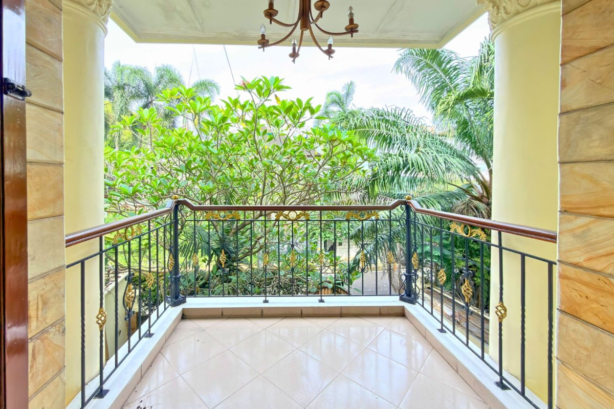 Barang langka!! Disewakan Rumah American Classic Lokasi Strategis Area Menteng - Foto 2