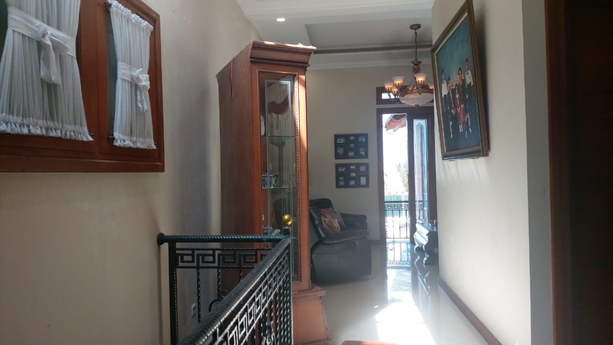 Rumah Mewah Full Furnished 2,5 Lantai di Colomadu, Solo Elegan, Luas & Siap Huni - Foto 11