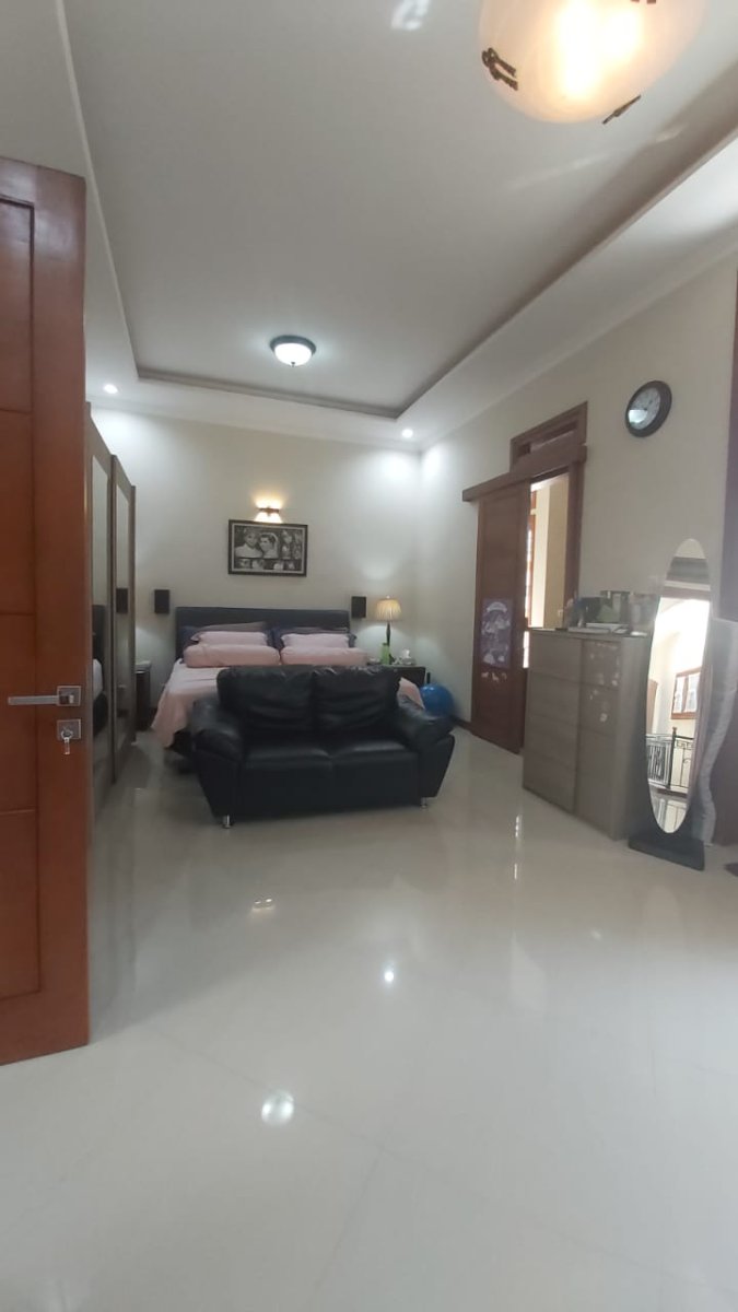 Rumah Mewah Full Furnished 2,5 Lantai di Colomadu, Solo Elegan, Luas & Siap Huni - Foto 13