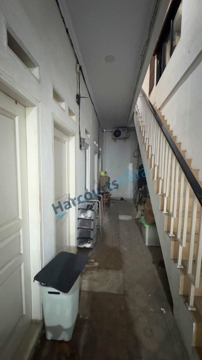 RUMAH FULL FURNISHED SIAP HUNI, LOKASI STRATEGIS, BEBAS BANJI, INCLUDE KOS KOSAN 6 KAMAR, BANGUNAN BARU - Foto 2