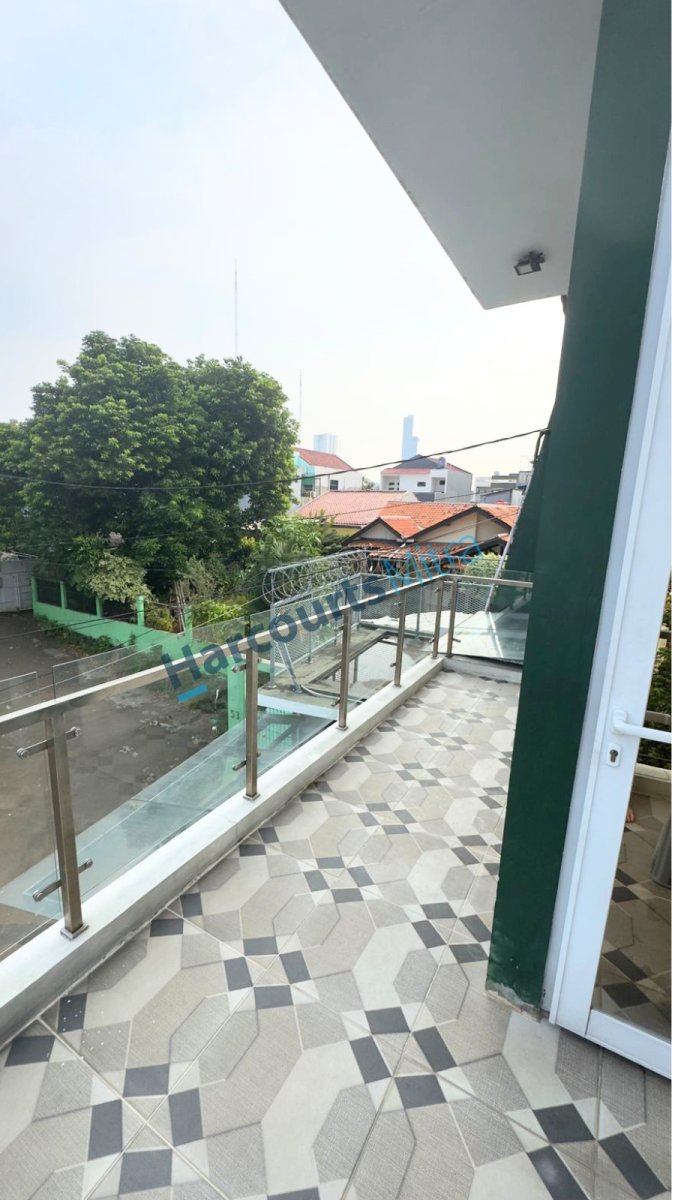 RUMAH FULL FURNISHED SIAP HUNI, LOKASI STRATEGIS, BEBAS BANJI, INCLUDE KOS KOSAN 6 KAMAR, BANGUNAN BARU