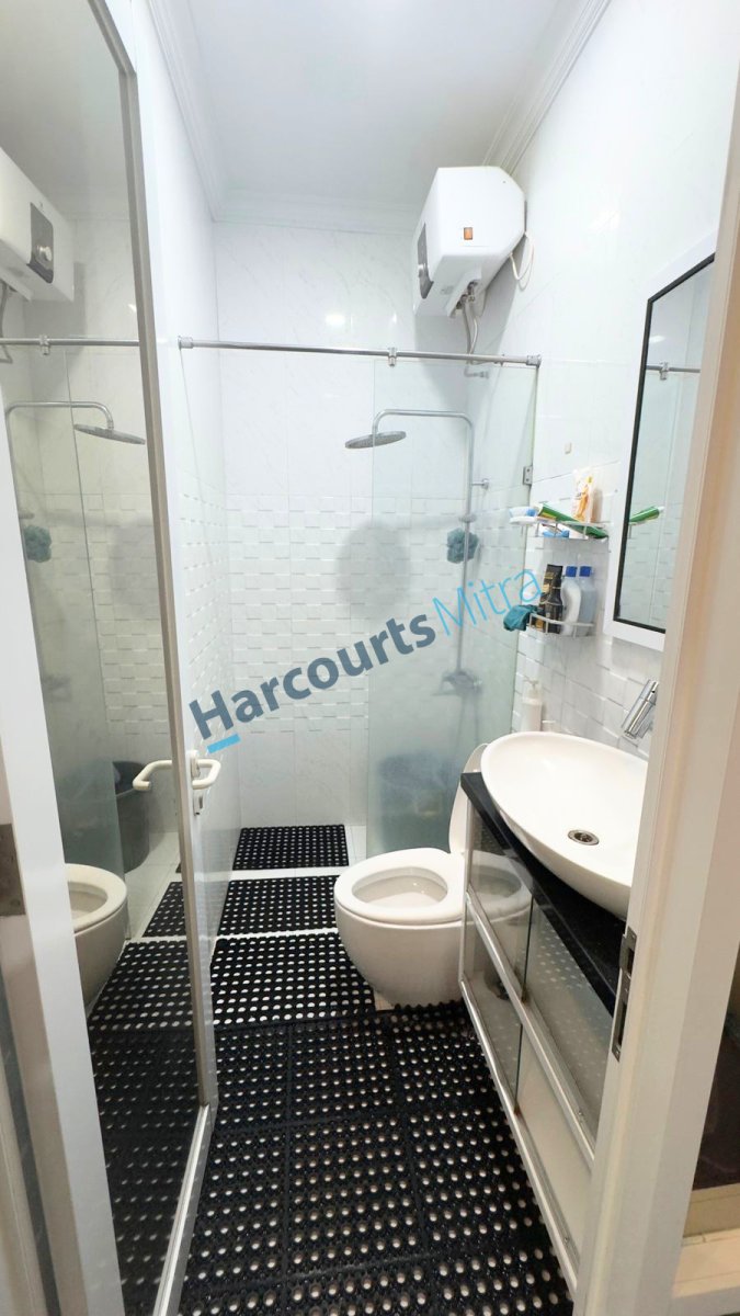 RUMAH FULL FURNISHED SIAP HUNI, LOKASI STRATEGIS, BEBAS BANJI, INCLUDE KOS KOSAN 6 KAMAR, BANGUNAN BARU - Foto 3