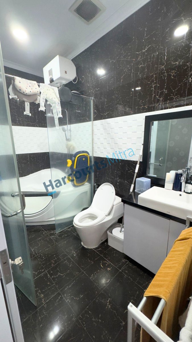 RUMAH FULL FURNISHED SIAP HUNI, LOKASI STRATEGIS, BEBAS BANJI, INCLUDE KOS KOSAN 6 KAMAR, BANGUNAN BARU - Foto 4