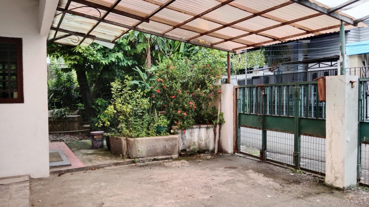 Rumah Siap Huni Luas LT 256m / LB 200m di Jatinegara Jakarta Timur, Akses Mudah - Foto 2