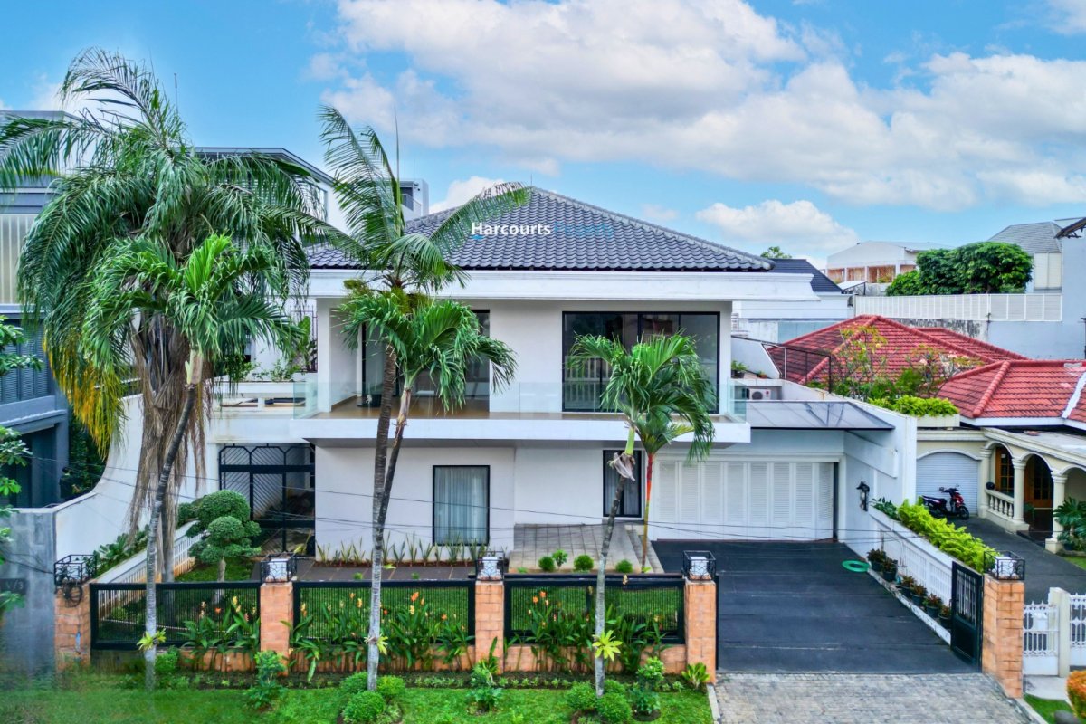 Dijual Rumah Klasik Bangunan 2 lantai di Pondok Indah