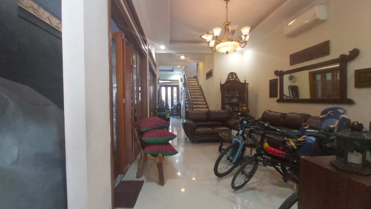 Rumah Mewah 2,5 Lantai Full Furnished di Colomadu, Solo - Foto 6