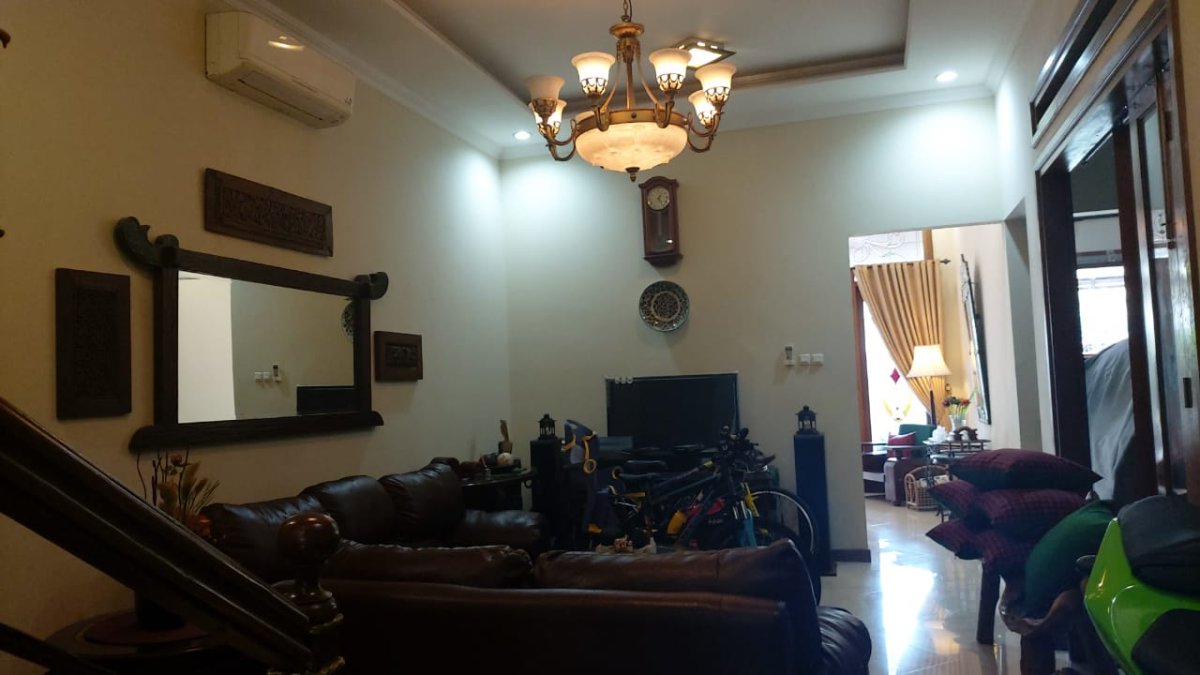 Rumah Mewah 2,5 Lantai Full Furnished di Colomadu, Solo - Foto 8