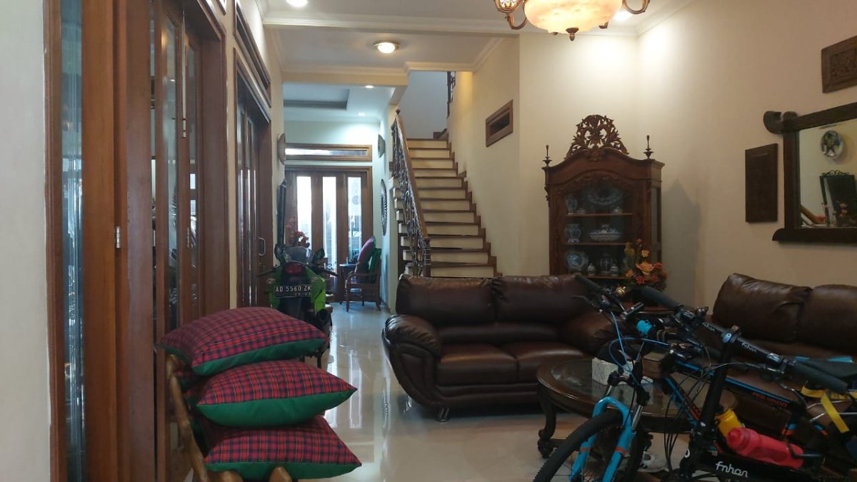 Rumah Mewah 2,5 Lantai Full Furnished di Colomadu, Solo - Foto 10