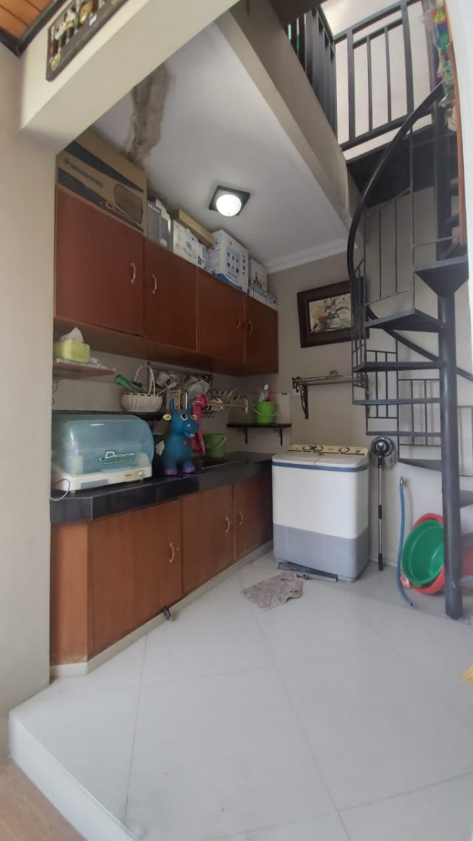 Rumah Mewah 2,5 Lantai Full Furnished di Colomadu, Solo - Foto 15