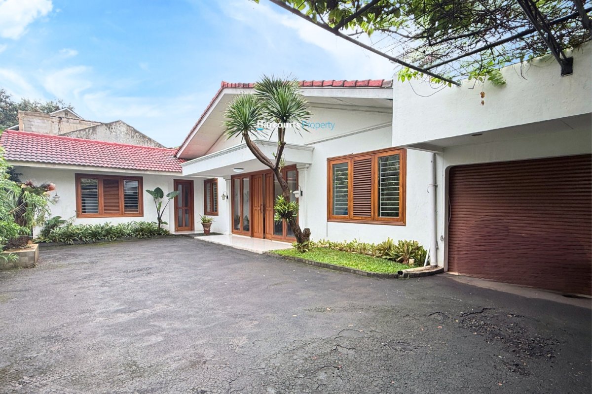 Dijual Rumah Hunian Klasik Bagus dan Terawat Lingkungan Nyaman dan Tenang di Kemang