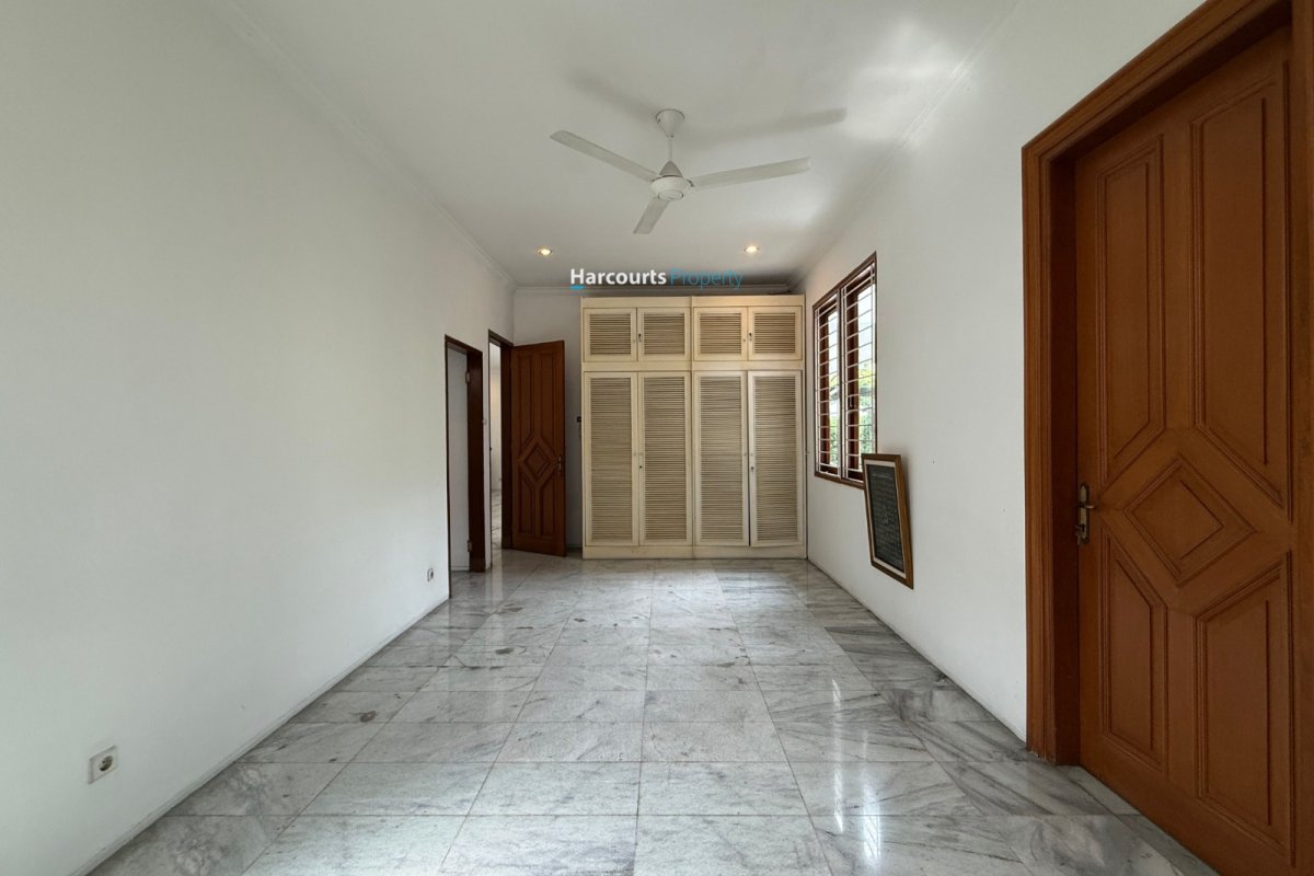 Dijual Rumah Hunian Klasik Bagus dan Terawat Lingkungan Nyaman dan Tenang di Kemang - Foto 5