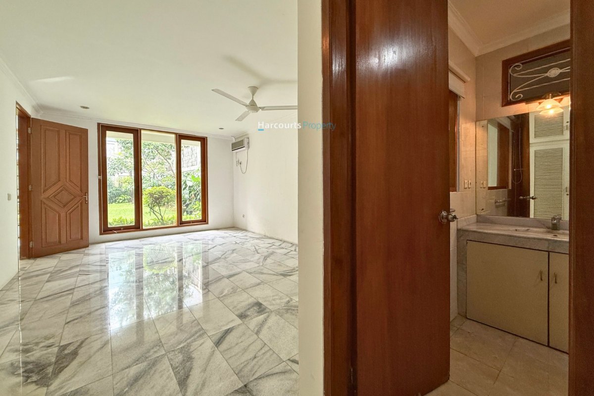 Dijual Rumah Hunian Klasik Bagus dan Terawat Lingkungan Nyaman dan Tenang di Kemang - Foto 13
