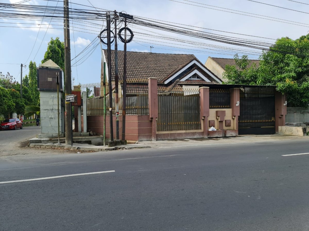 Rumah Strategis Hook Cocok untuk Hunian & Usaha di Solo Baru