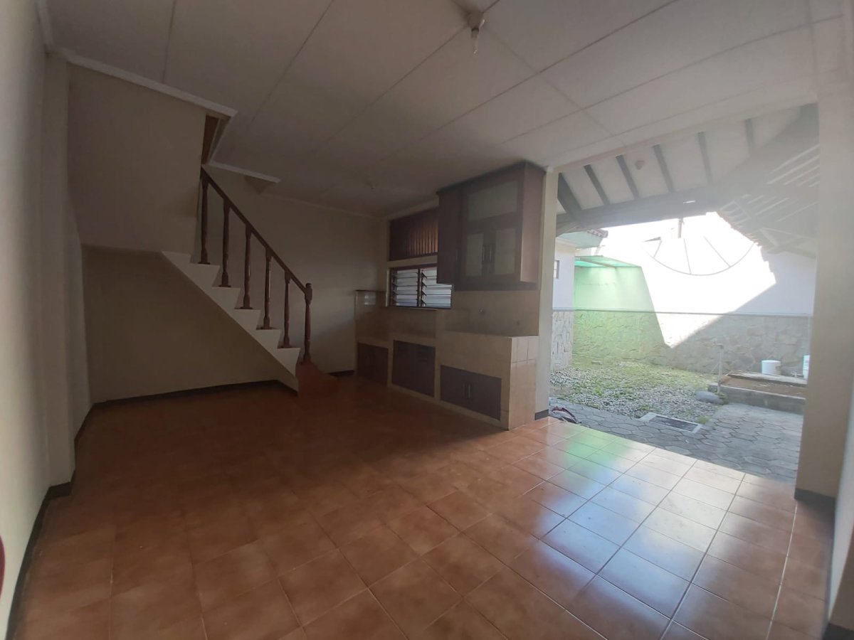 Rumah Bagus Siap Huni di Solo Baru - Foto 11