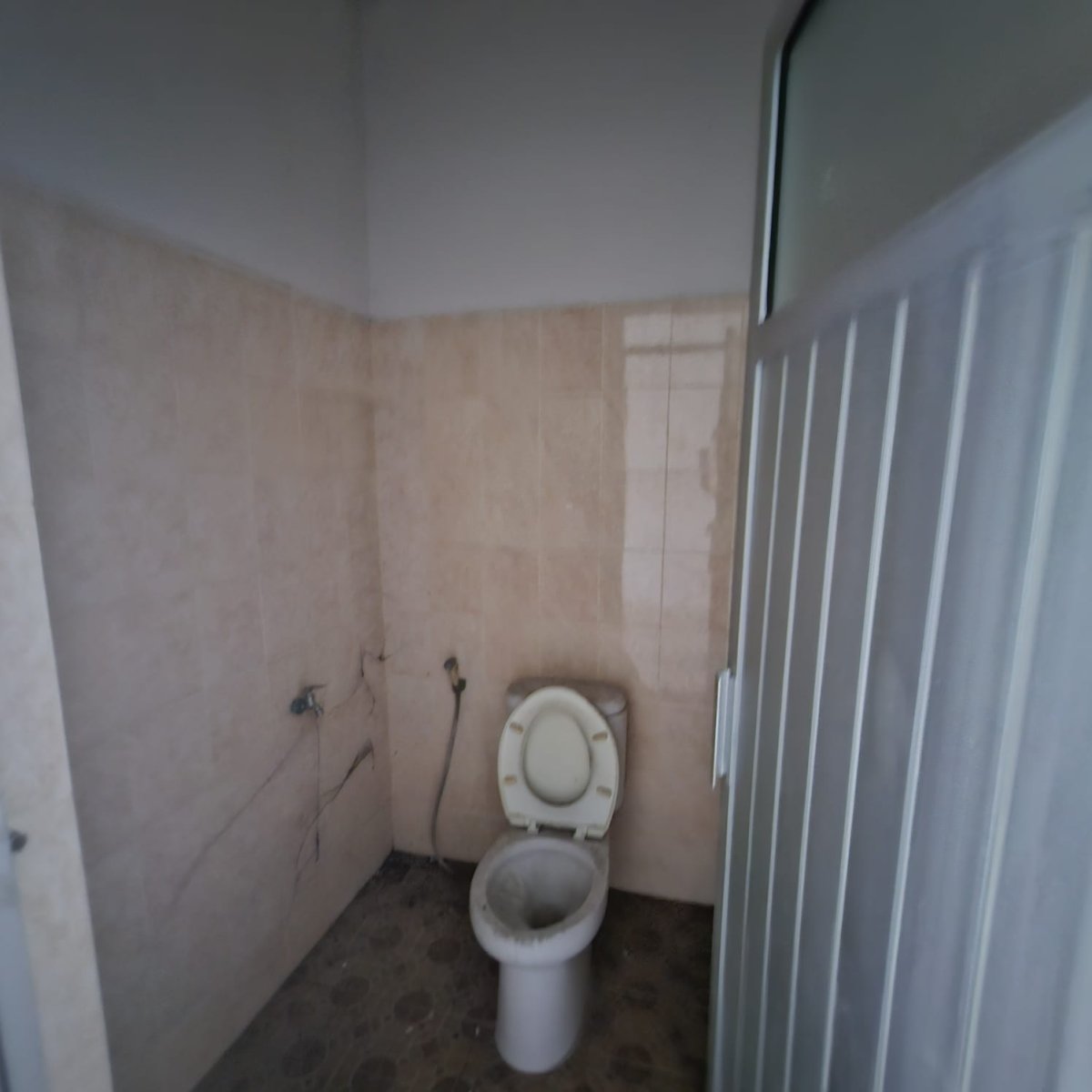 Disewakan Ruko 3 Lantai Lokasi Premium di Solo Baru, Cocok untuk Usaha - Foto 4